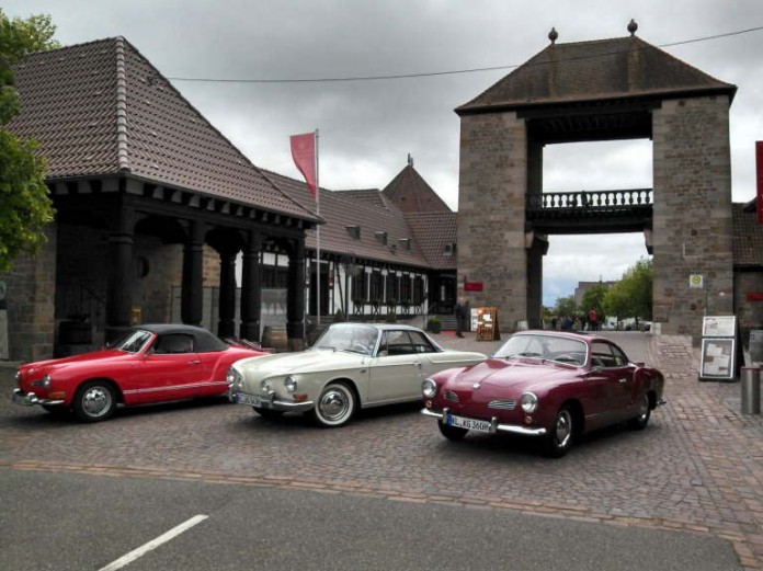 die Karmann Ghias vor dem Deutschen Weintor